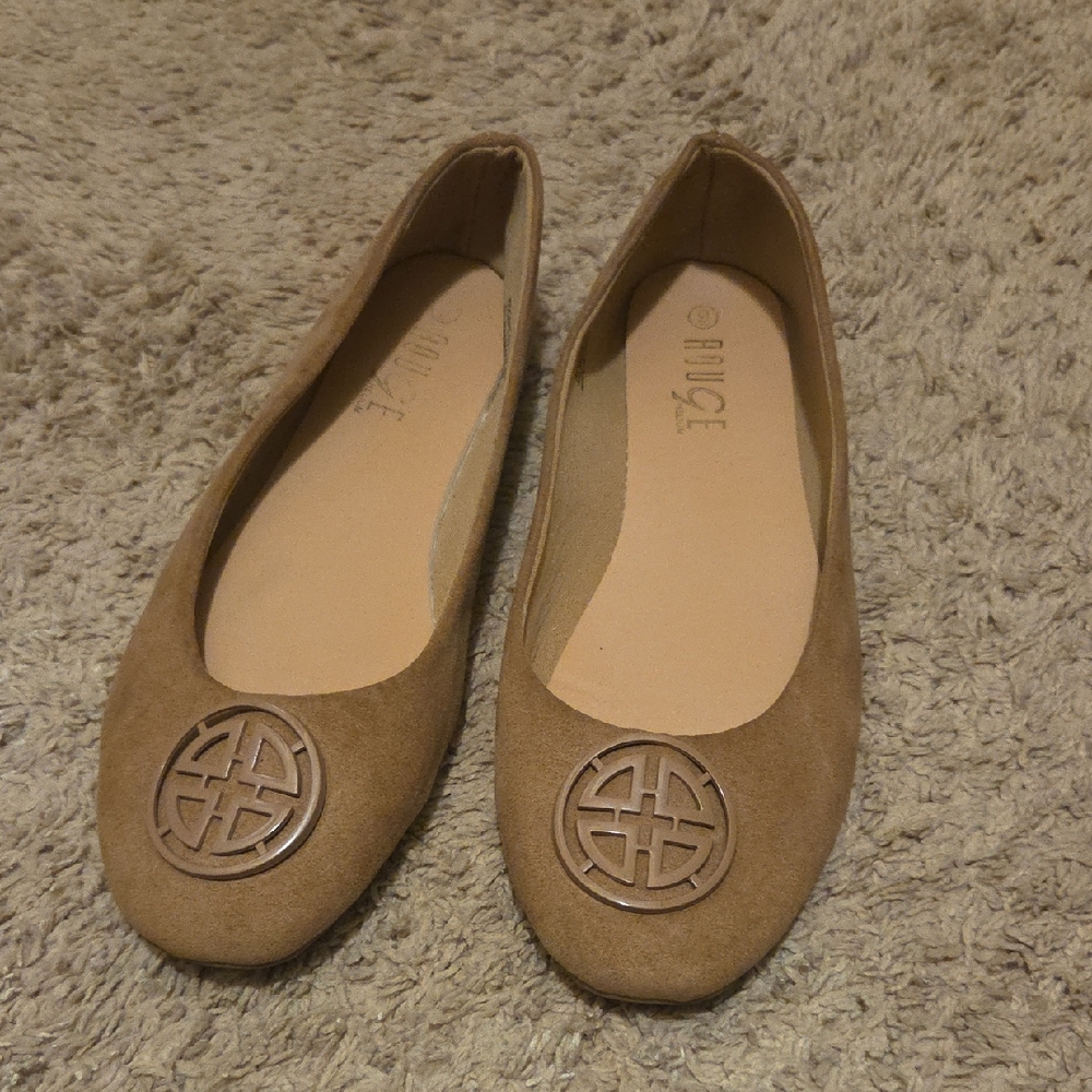Muse Brown/ tan Women's Flats with Decorative Emblem